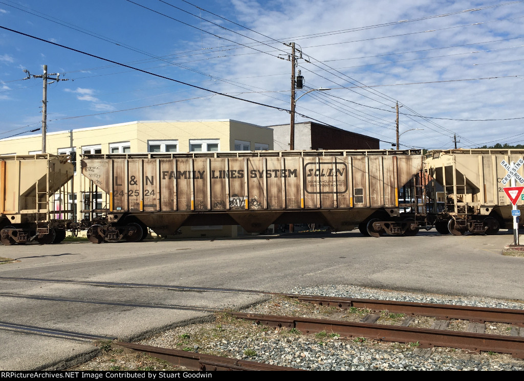 Family Lines / L&N hopper part of CSX grain train